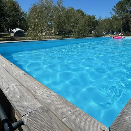 Bed & Breakfast Blue : La Roulotte Du Medoc Naujac-sur-Mer