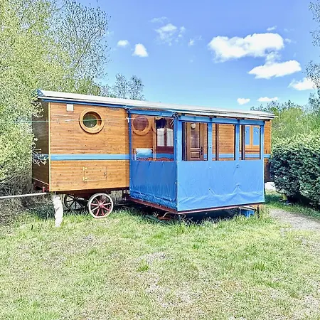 Blue : La Roulotte Du Medoc 3*