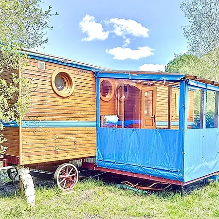 Blue : La Roulotte Du Medoc Naujac-sur-Mer