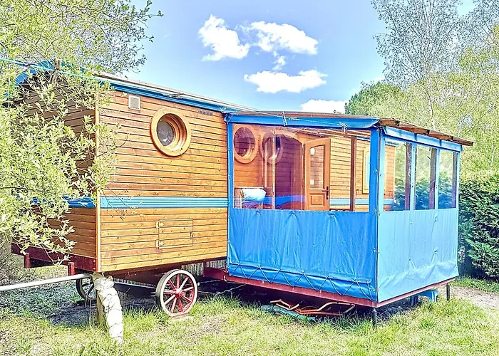 Blue : La Roulotte Du Médoc Naujac-sur-Mer